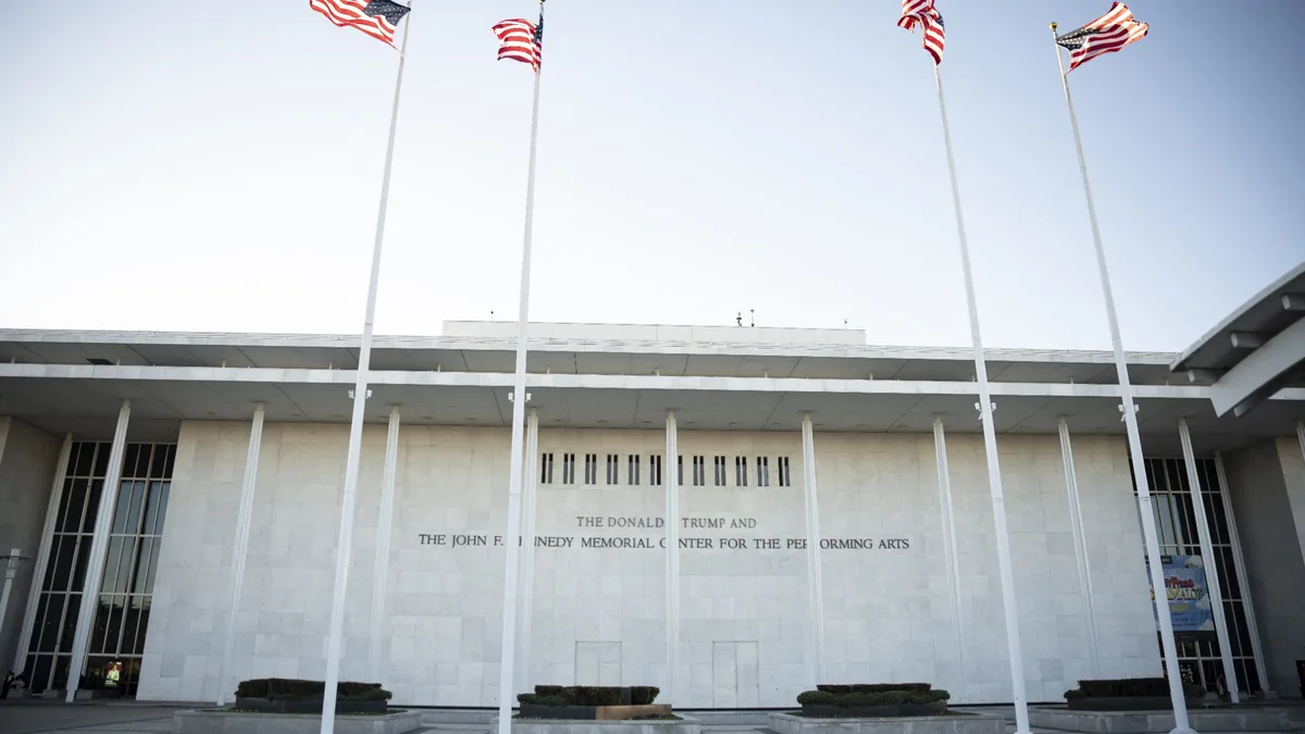 Déserté par les artistes à cause de Donald Trump, abîmé par une tempête: le Kennedy Center risque la faillite