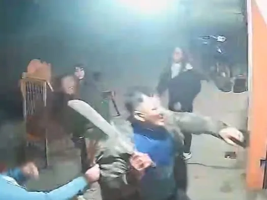 Un hombre atacó a machetazos a una mujer y su hija en La Matanza: quedó libre