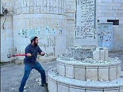 Attacke mit Vorschlaghammer: Israelischer Politiker zerstört "Märtyrer"-Denkmal in Palästina