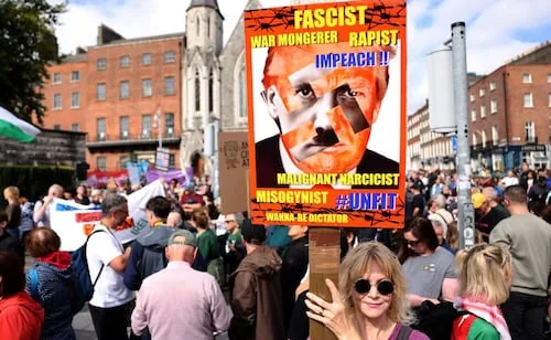 "Trump, no eres bienvenido"; 10 mil personas protestan en Irlanda por visita de Trump al campeonato de golf
