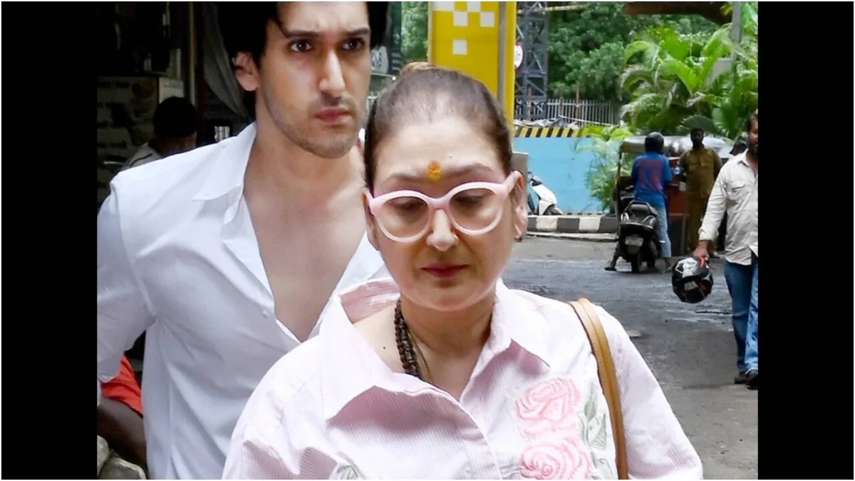 Sunita visits family court with son Yashvardhan