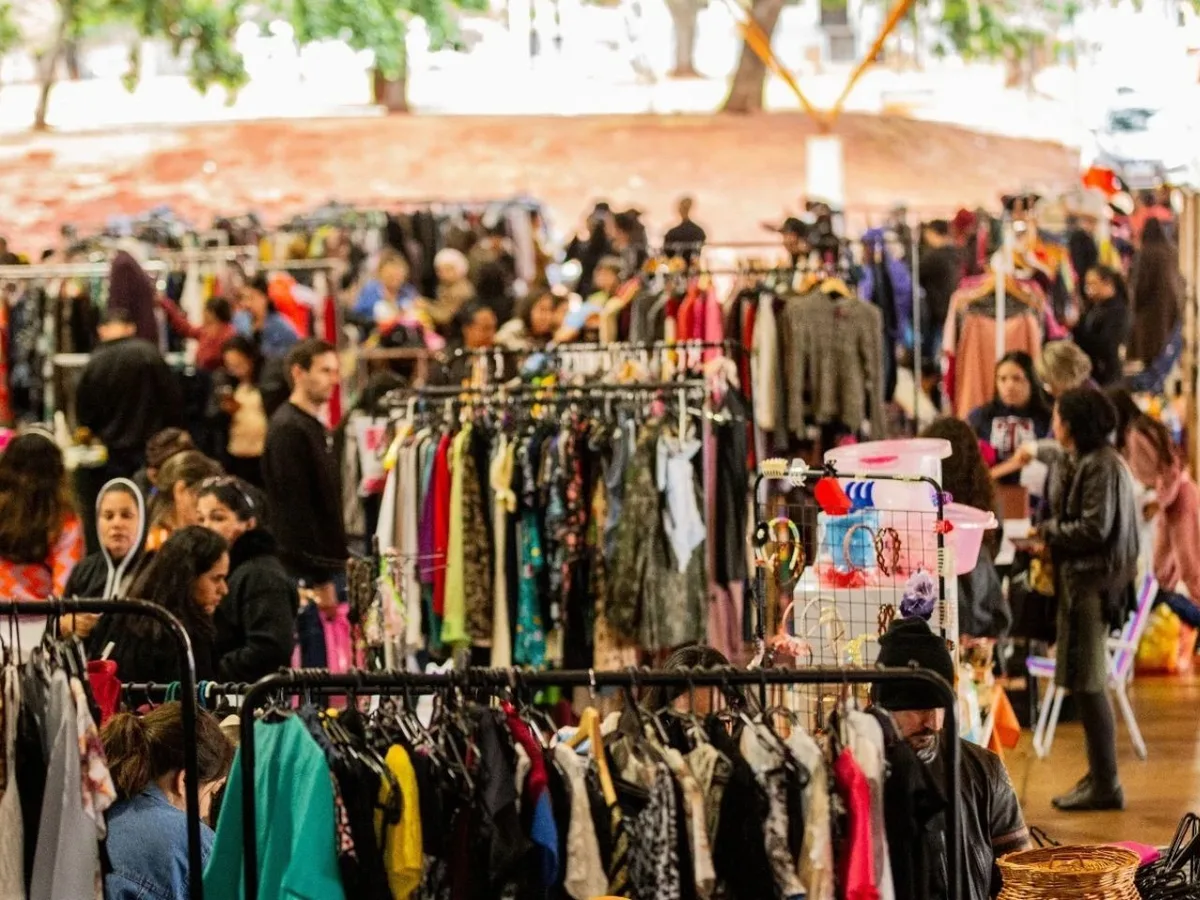 Bazar com peças de grife reúne 25 mil itens a partir de R$ 2 em megabrechó