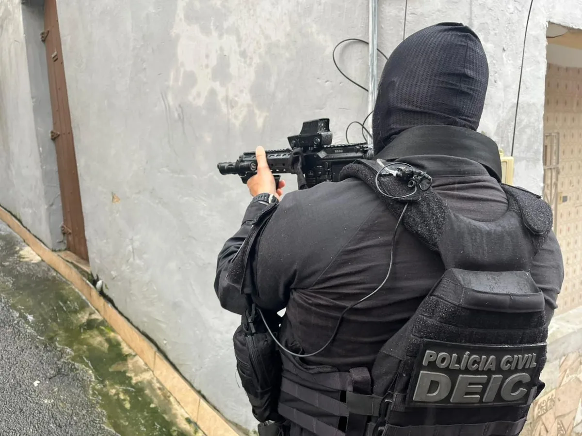 Polícia Civil prende trio suspeito de assaltar ônibus no Lobato