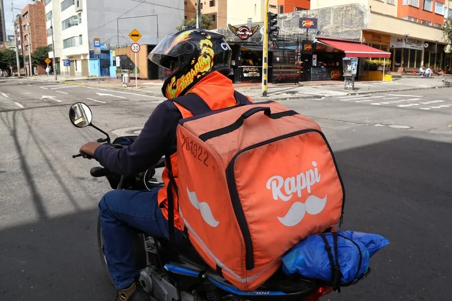 Una semana entre Uber y deliverys: “Es lo que hay”, la frase que repiten los que sobreviven gracias a las app