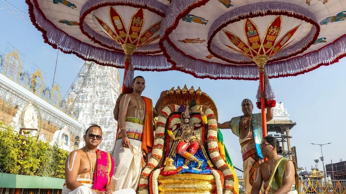 Lord Malayappa Swamy as Dwaraka Krishna rides Chinna Sesha, Hamsa vahanams at Tirumala