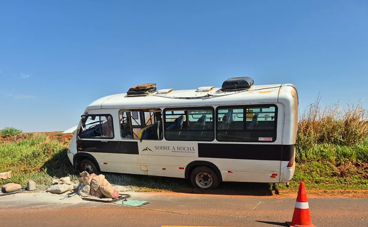 Ônibus tomba no meio da PR-540 e deixa motorista e passageiros feridos em Jaguapitã