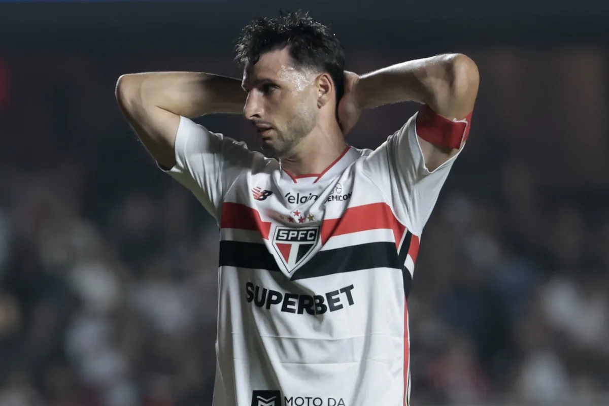 Calleri recebe terceiro amarelo e desfalca o São Paulo em clássico contra o Santos