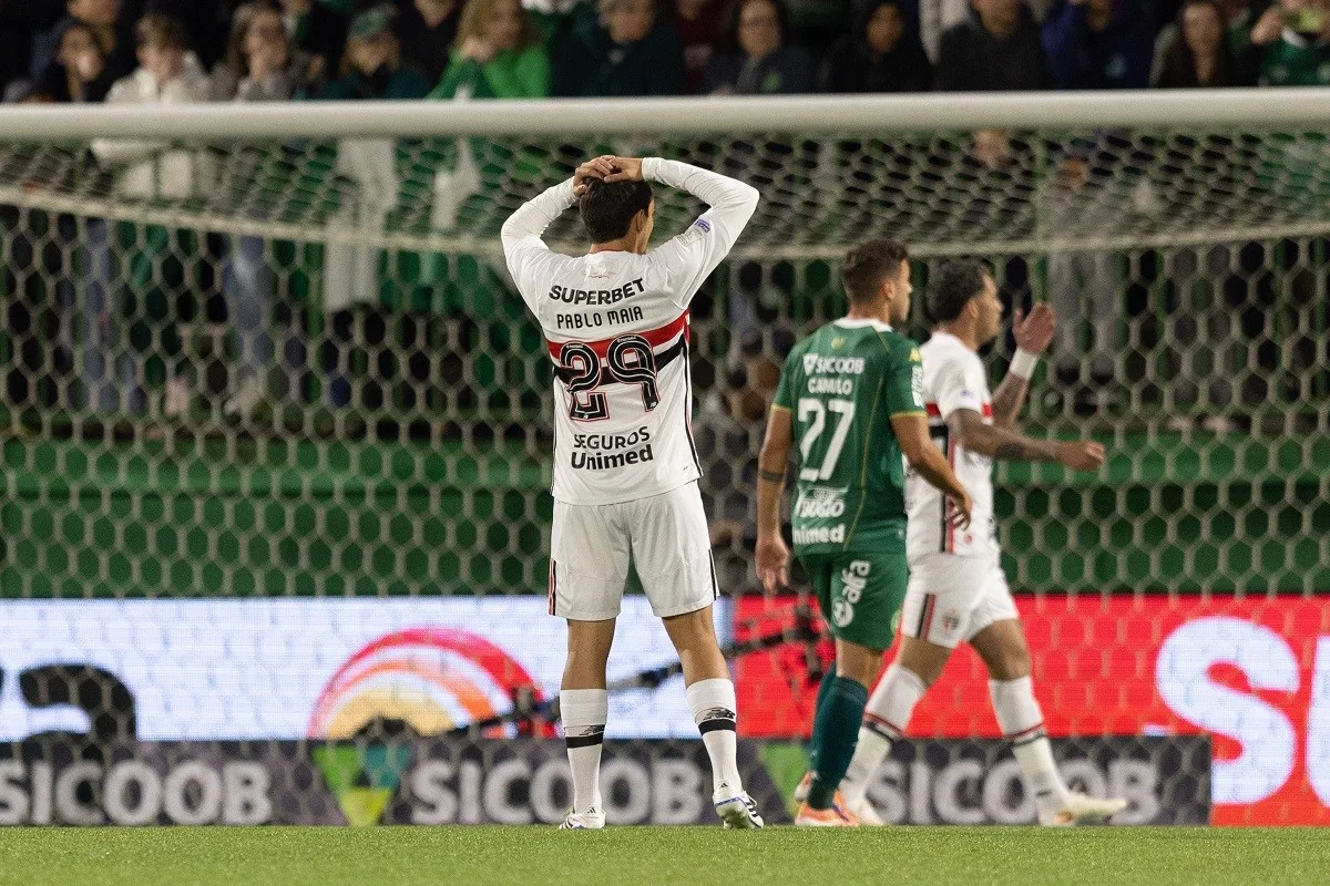 Times grandes disputam quem merece mais o rebaixamento