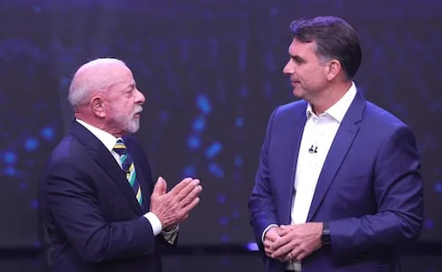 Entre ofensas, Lula y Flávio Bolsonaro se enfrentan en debate; chocan por corrupción e inseguridad