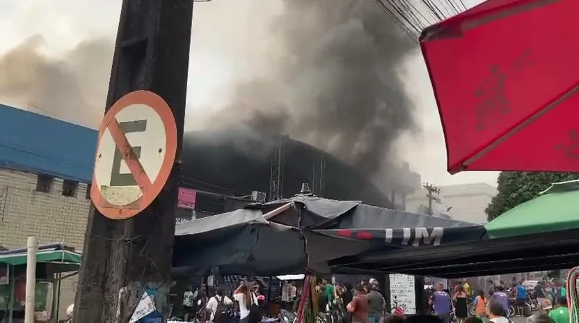 Imagens mostram incêndio em área interna do Centro Comercial de Passagem, em João Pessoa; VÍDEO