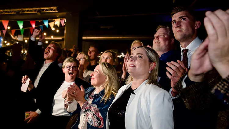 Iceland votes against resuming EU accession talks in referendum