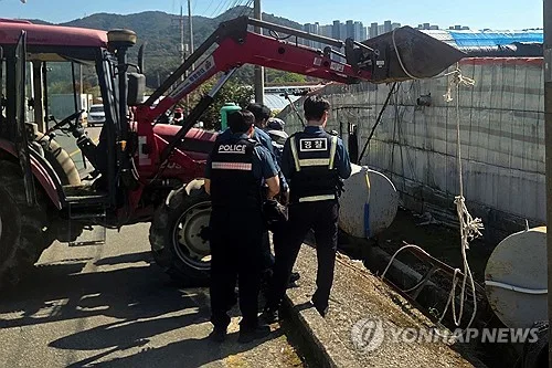광양서 옮기던 등유 탱크에 작업자 깔려…1명 사망·1명 중상(종합)