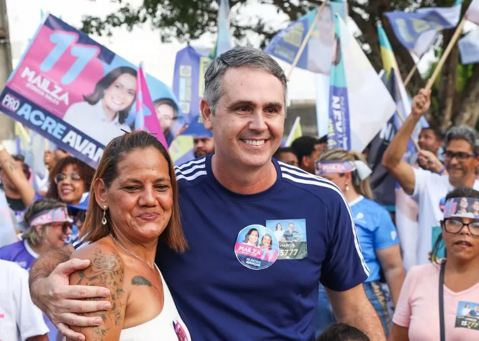Marcus Alexandre é ovacionado por militância em chegada para adesivaço de Mailza e Gladson
