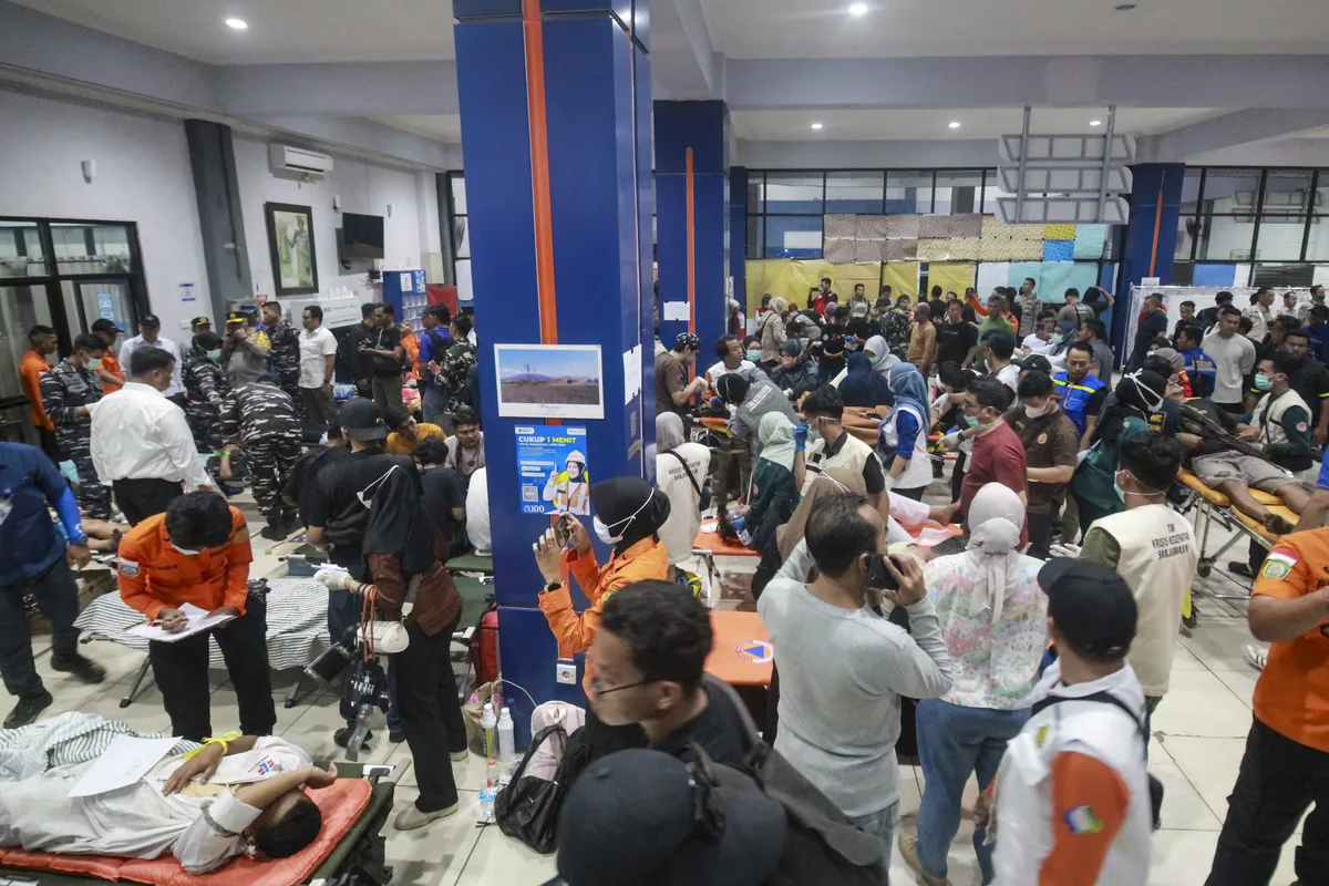 Balsa vira na Indonésia e deixa ao menos seis mortos e 130 desaparecidos