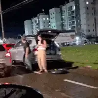 Buracos na Ministro João Arinos deixam 11 carros parados em uma hora