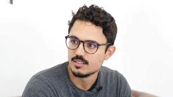Carlos Ríos, nutricionista: "Parece una hamburguesa de queso, pero es una ensalada sana con una salsa secreta"