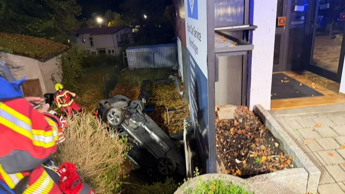 Landkreis Tuttlingen: Auto landet nach Unfall im Kellerabgang - Fahrer stirbt