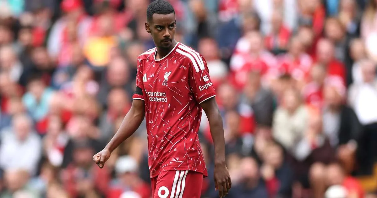 Adulto 'rouba' camisa dada por jogador do Liverpool a adolescente e cena viraliza