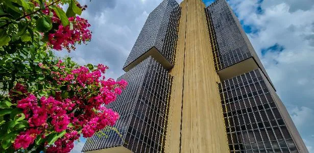 BC eleva para 90% chance de inflação furar o teto e prevê alta menor do PIB