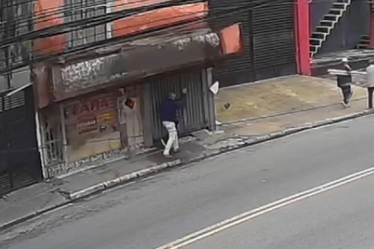 Homem de 74 anos morre após laje desabar sobre ele em calçada da zona leste