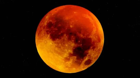 El calendario espacial despide el mes con un evento clave: la luna de sangre se podrá ver desde Argentina