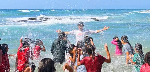 Gaza: Der Mann, der Kindern in Kriegsgebiet das Schwimmen beibringt