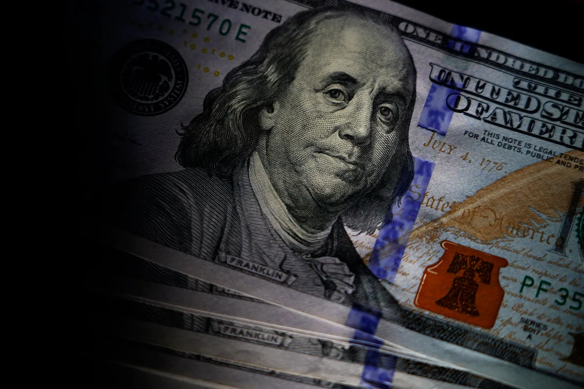El dólar mayorista abrió la semana superando la barrera de los $1500