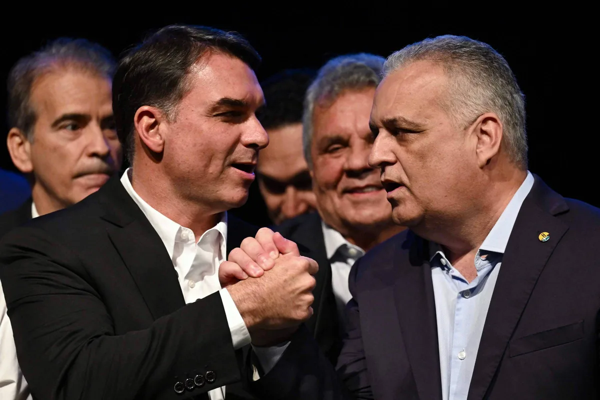 Plano de Flávio Bolsonaro usa escândalo do INSS para desgastar Lula