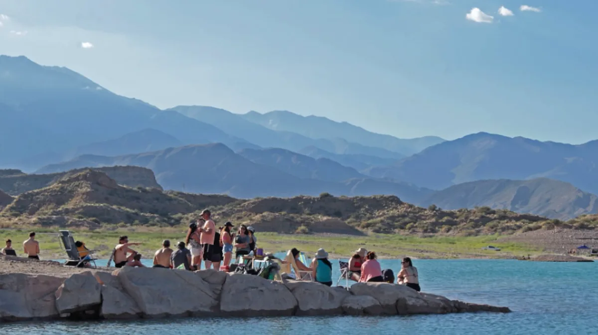 Tiene más de 2000 habitantes pero recibe miles de turistas al año: el pueblo de Mendoza con aguas turquesas y montañas