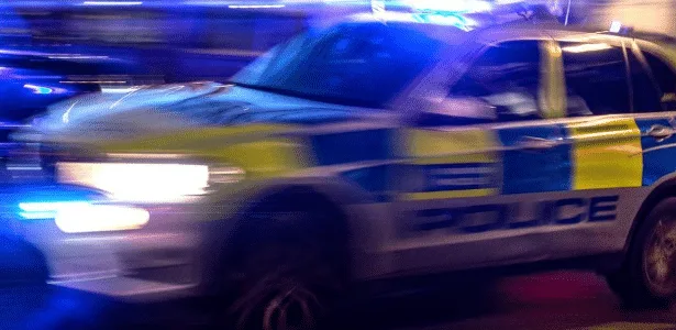 Dois afegãos são acusados de estuprar adolescente em trem em Londres