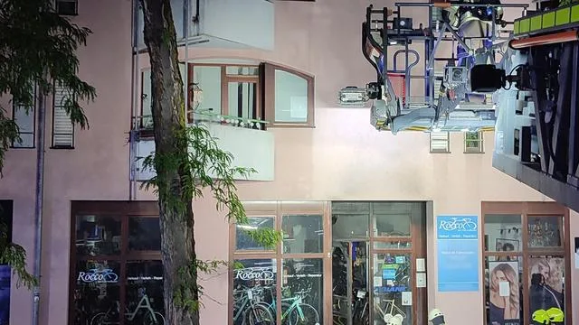 Mit brennbarer Flüssigkeit: Feuer an Fahrradladen gelegt
