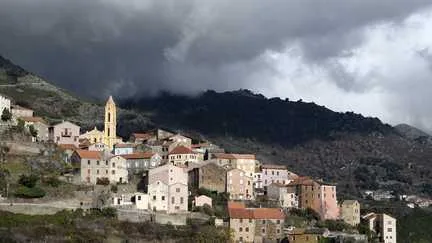 La Corse en vigilance orange aux orages vendredi, l'ensemble des massifs de l'île fermés et les habitants appelés à rester chez eux