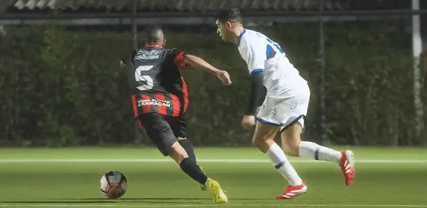 Ex-São Paulo Oscar joga torneio de pelada após adeus e problema no coração