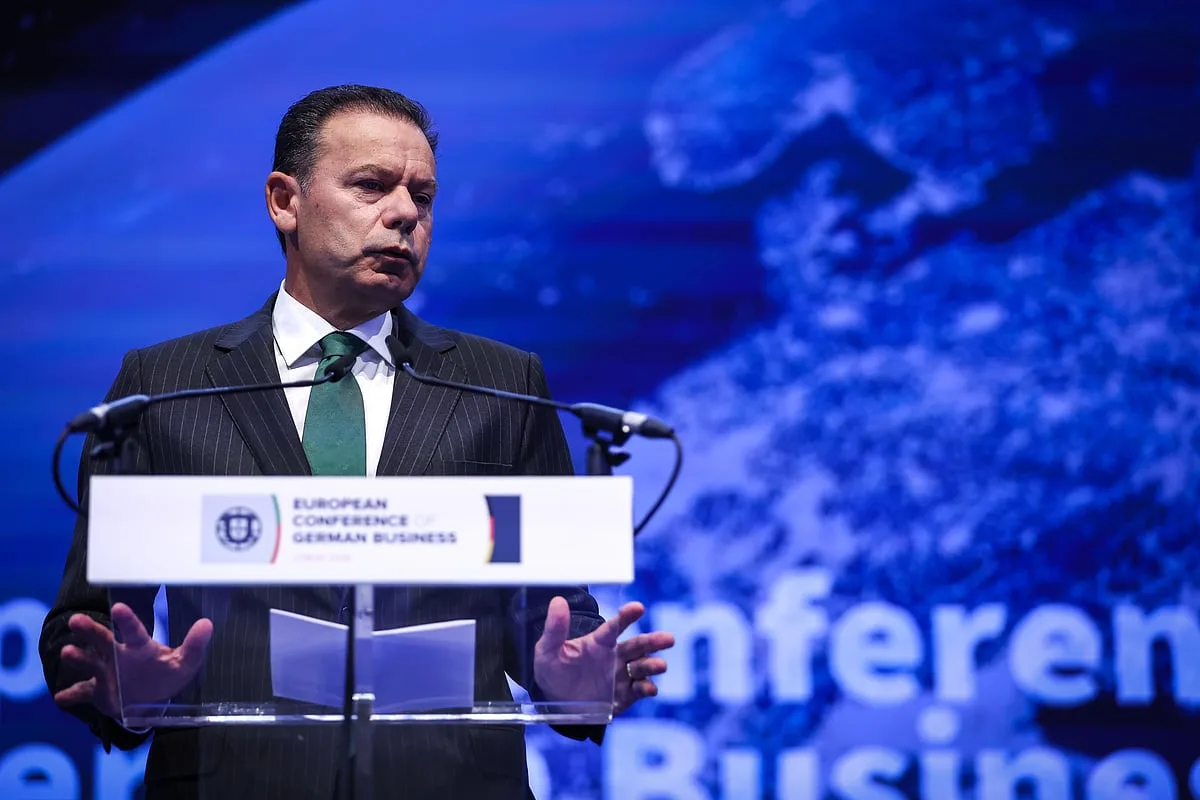 Guerra no Irão. Montenegro critica “caminho estúpido” que não beneficia ninguém