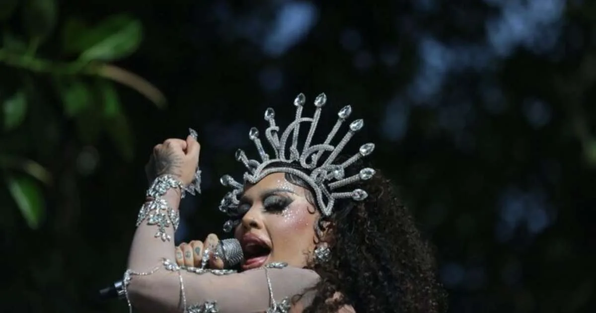 Parte de palco cede e derruba bailarinos em show de Gloria Groove em MG; veja vídeo