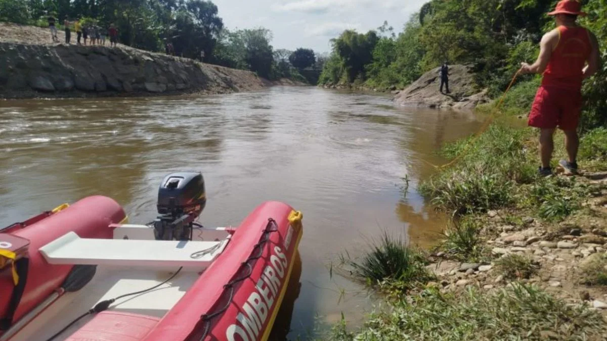 Bombeiros retomam buscas por menino de 6 anos arrastado pelo Rio Cubatão na Grande Florianópolis enquanto dava banho em cachorro
