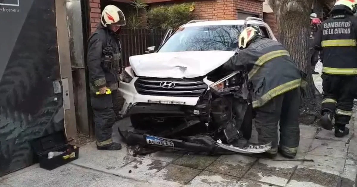 Chocó con tres autos estacionados y se subió a la vereda en Palermo: quedó encastrado entre un árbol y una casa