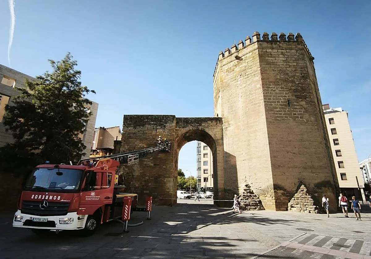 Los Bomberos aseguran la Torre de la Malmuerta de Córdoba ante el riesgo de desprendimientos