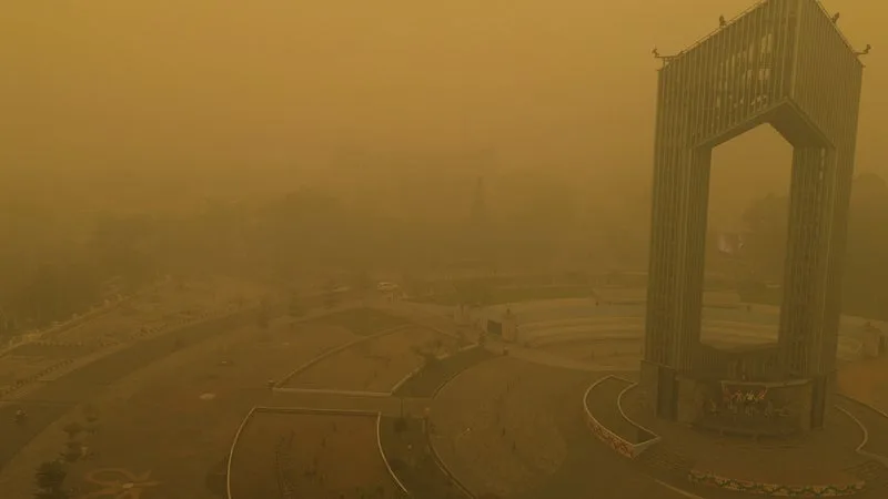 Les images du ciel devenu orange en Indonésie en raison de la pollution liée à des feux de forêt
