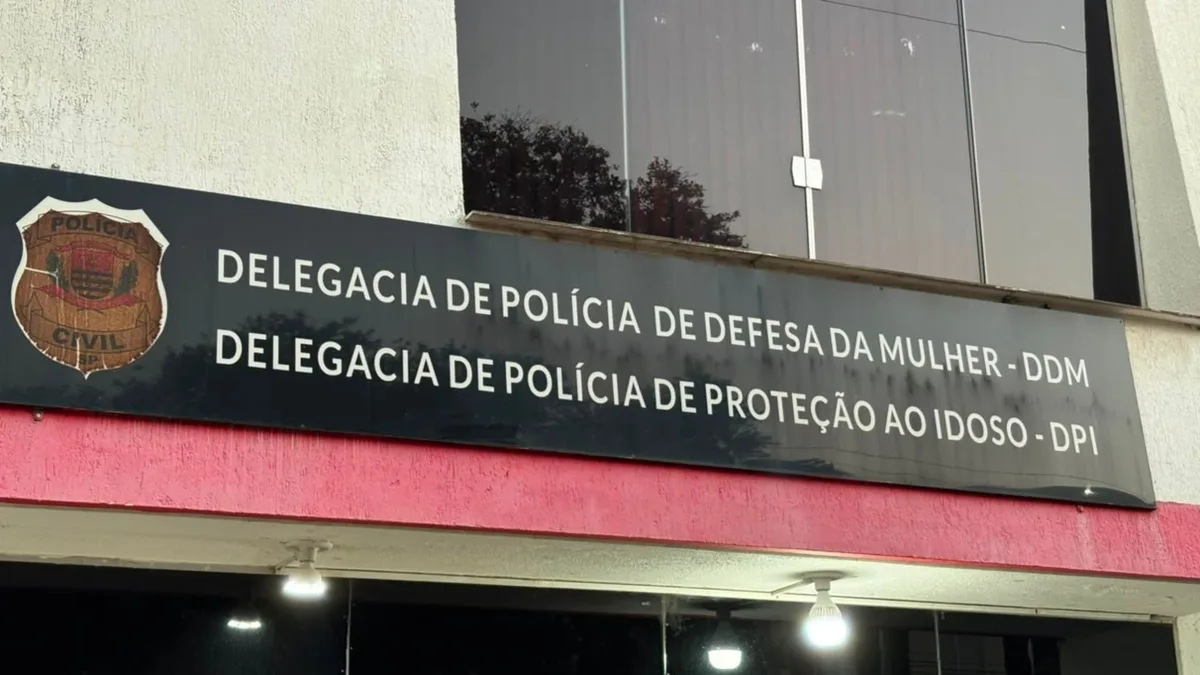 Padrasto é preso suspeito de estuprar criança após o irmão dela encontrar preservativo no quintal de casa