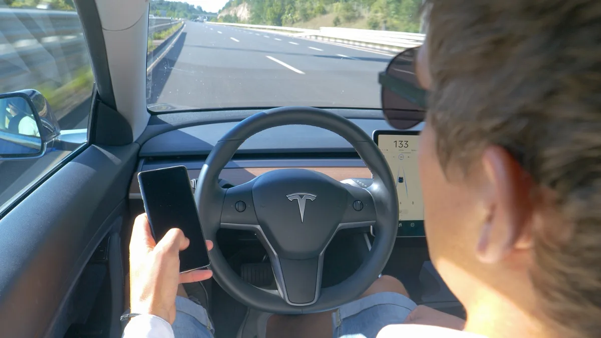 Tesla sort ses chiffres de sécurité pour défendre son FSD en Europe
