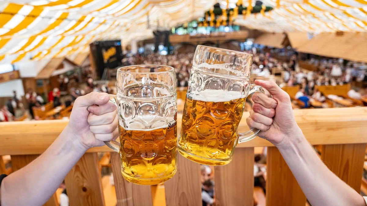 Brauchtum: Gäubodenvolksfest: Friedlich, heiß, weniger Bier