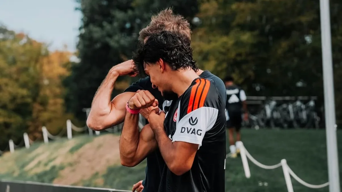 Er sprach auch mit Ebnoutalib - Klopp zeigt Muckis beim Eintracht-Training