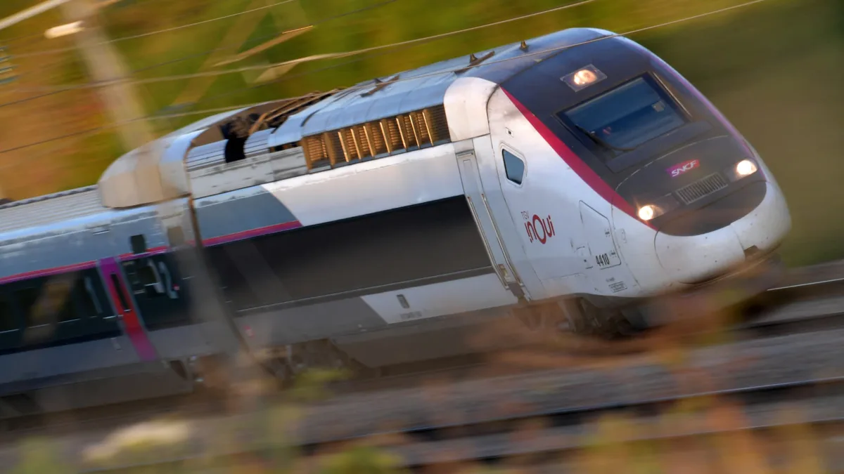 11h30 de retard: la galère des passagers d'un train Hendaye-Paris bloqués après une rupture de caténaire