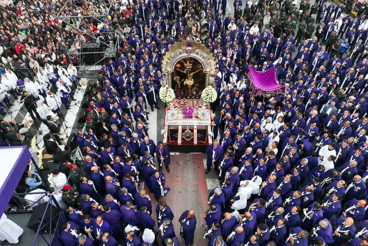 ¿Por qué los fieles se visten de morado para acompañar al Señor de los Milagros? Esta es la historia detrás de una tradición en Lima