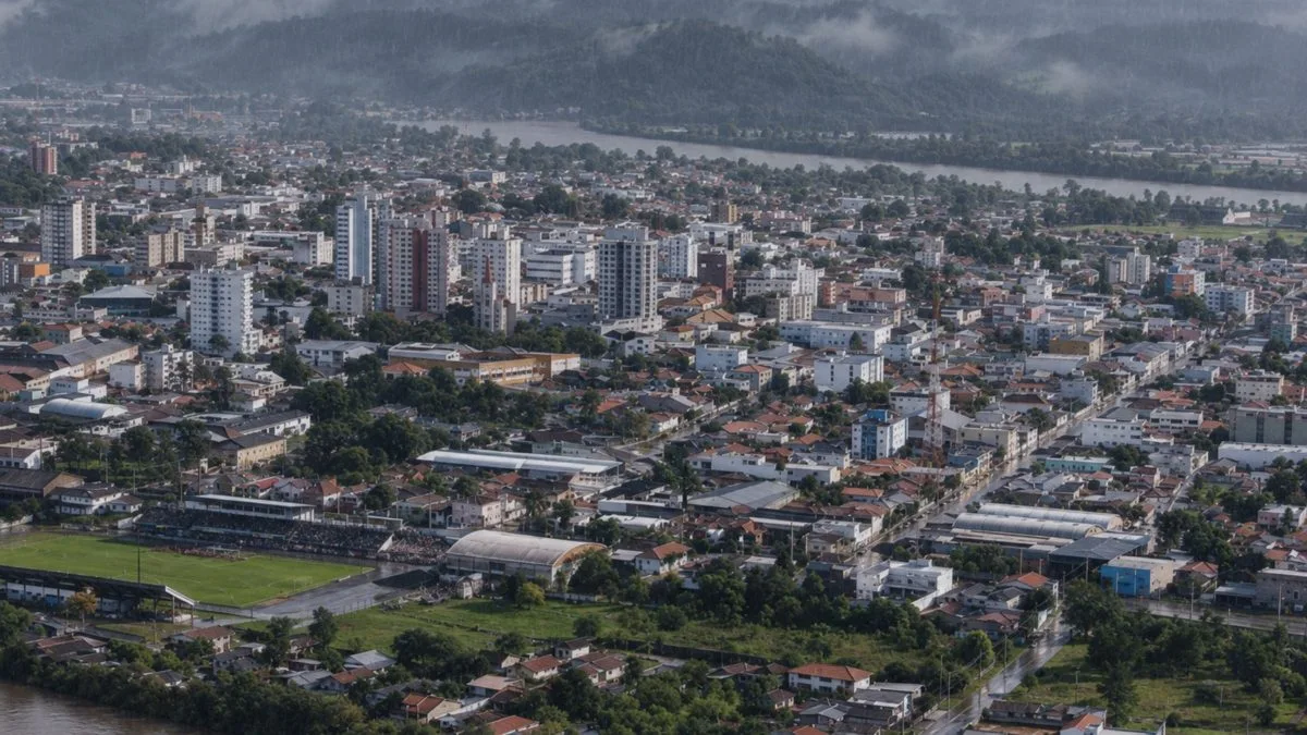 Cidade do polo madeireiro em SC decreta situação de emergência após cheias tirarem 455 pessoas de casa e fazerem rio ultrapassar os seis metros