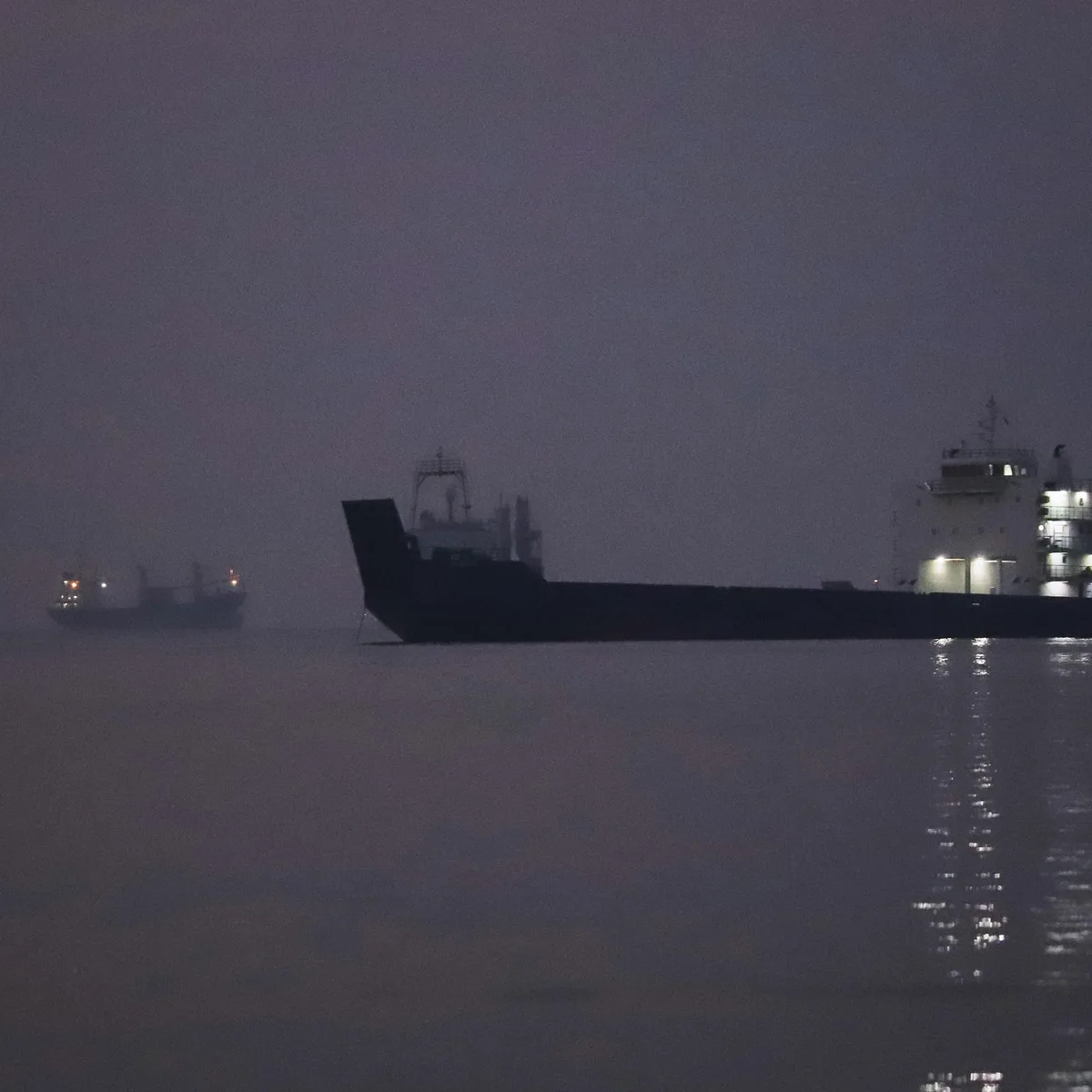 Golf von Oman - US-Militär attackiert Frachtschiff nach Verlassen eines iranischen Hafens - Tanker in Straße von Hormus attackiert