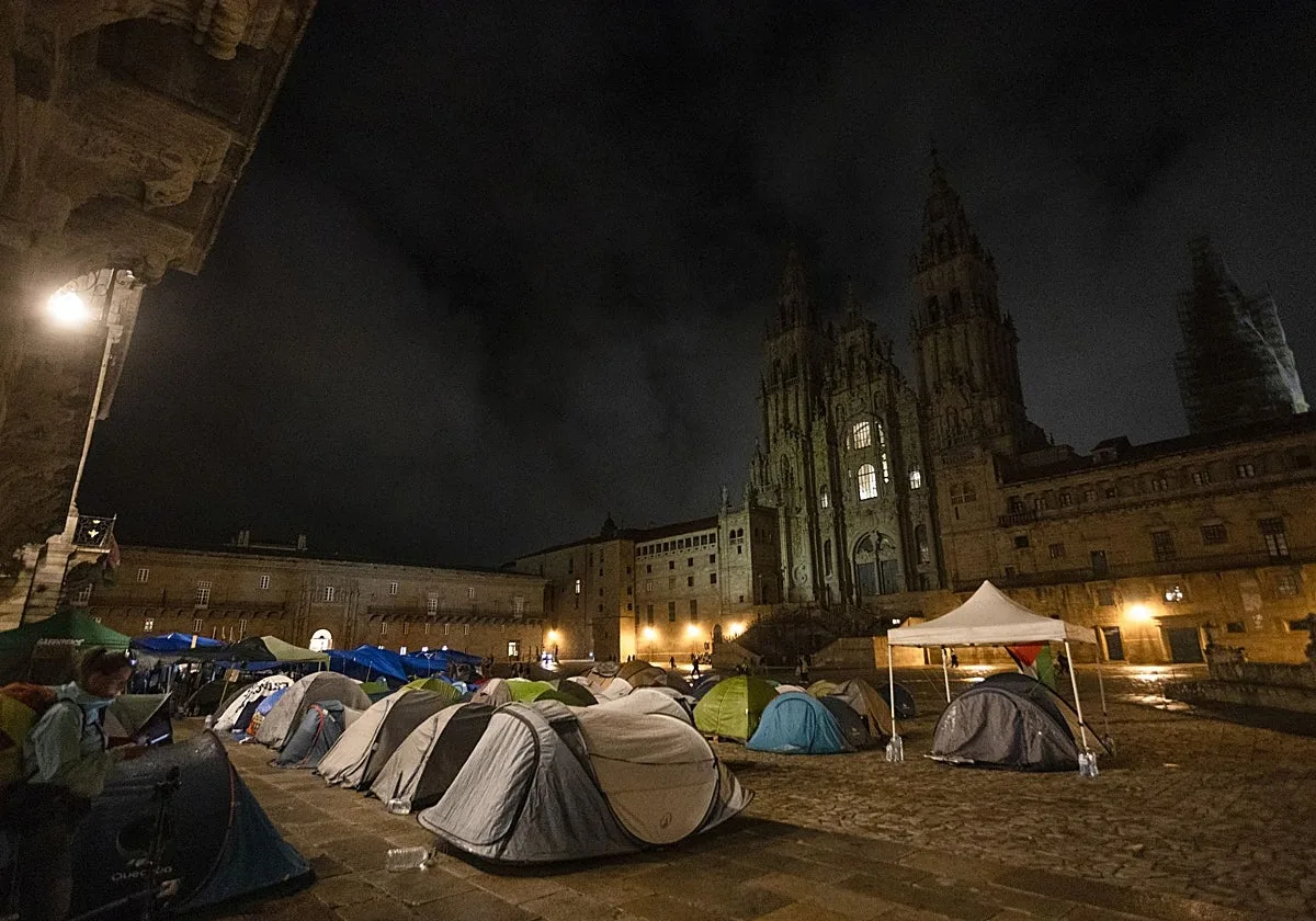 Una veintena de personas se une en Vigo a las acampadas: «Estaremos aquí de forma indefinida»