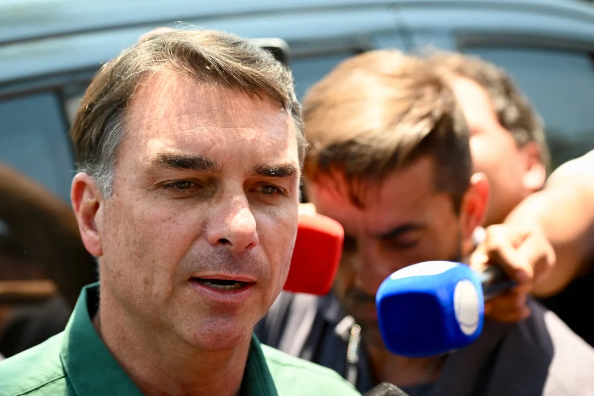 Flávio Bolsonaro diz que não dará cargo ao pai caso seja eleito