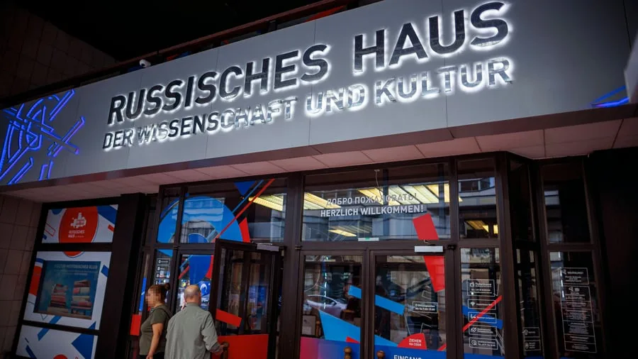 Strafmaßnahme: Was ist das Russische Haus in Berlin?